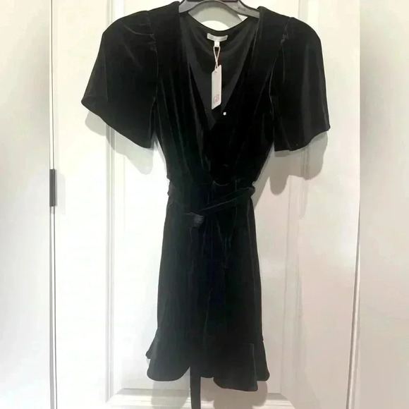 NWT GIANNI BINI BLACK VELVET DRESS - Picture 1 of 4